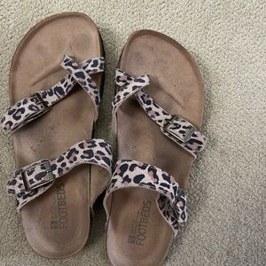 White Mountain footbeds sandals leopard leather priint. Sz 10